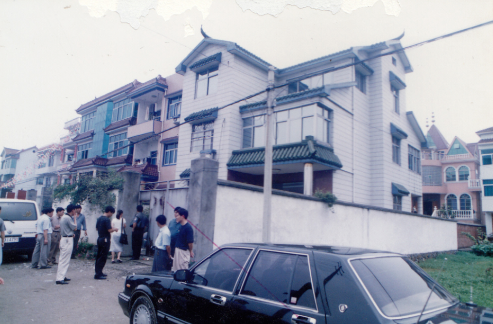 2001年一家六口被害,潜逃犯在山上当十几年野人,出门打工不敢领工资