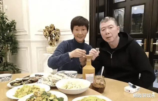 冯小刚|64岁冯小刚夫妇被爆清空了自己的微博，定居美国