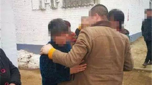 河南村霸杀死村民，被抓后警方再接警：恶霸被人灭了满门！