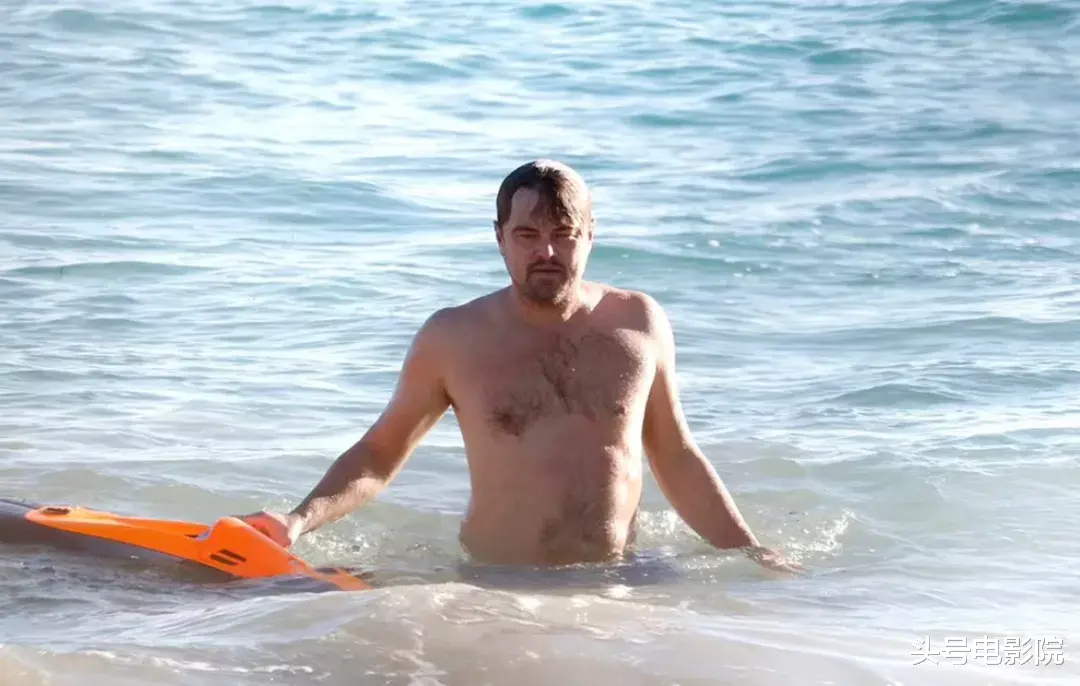 莱昂纳多·迪卡普里奥|肚腩下垂,47岁小李子又胖了!和24岁模特女友戏水,亲吻,吃黄瓜