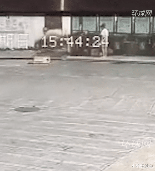 浙江一女子因夫妻矛盾将孩子丢垃圾箱,拍照给丈夫后躲10米外观察
