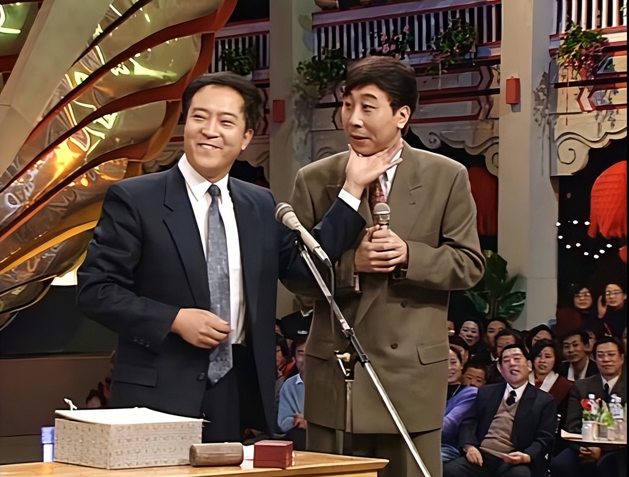 1993年央视春晚上有一个特别热闹的相声《拍卖》,逗哏牛群捧哏冯巩