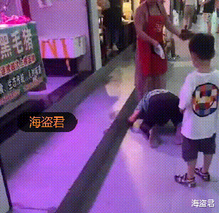 大妈偷200元牛肉被抓，向摊主跪地磕头求饶，不停用手扇自己嘴巴