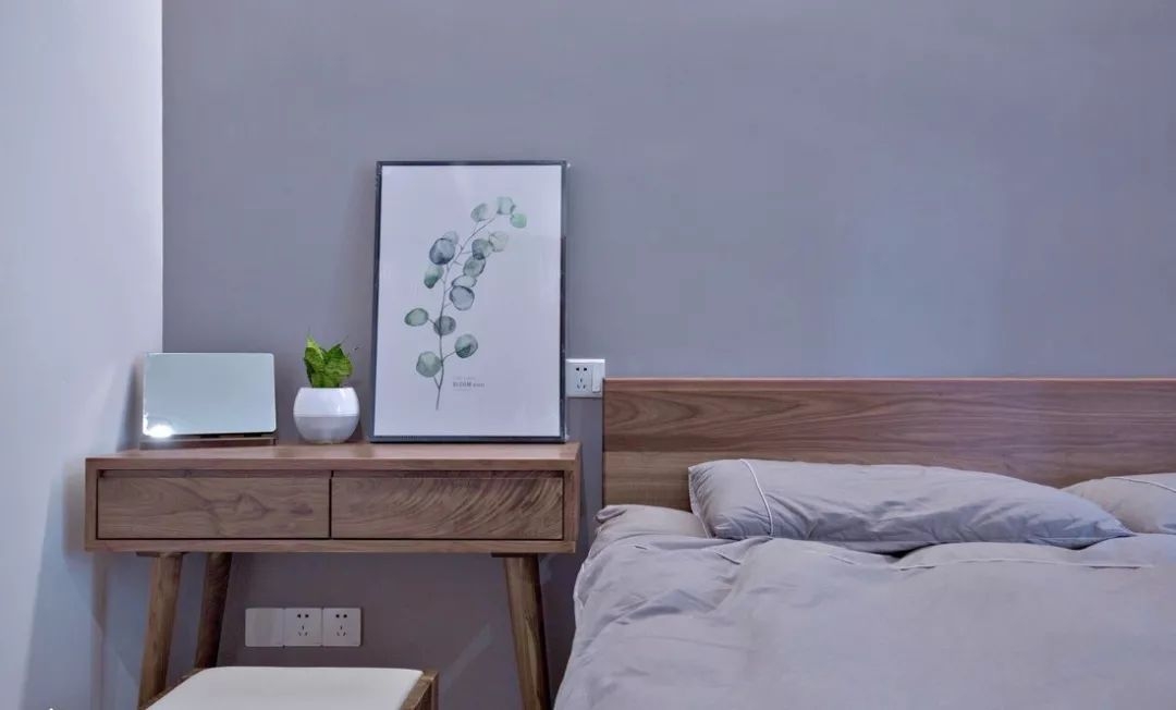 大白墙+不吊顶,头次见客厅把沙发半嵌入墙里,这设计我服!