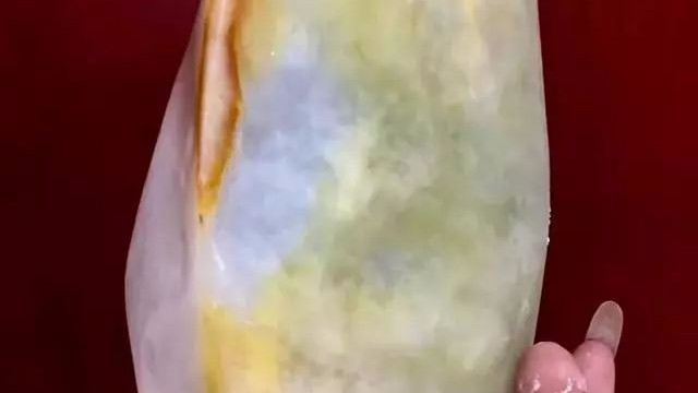 翡翠|玉赏 ▏翡翠玉雕作品《烛光里的妈妈》