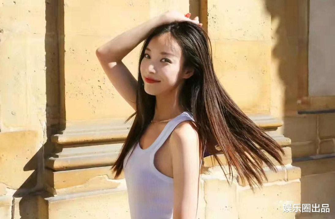 倪妮|倪妮穿老汉背心拍大片,穿搭清爽妆容淡雅,站在街头摆拍动感十足