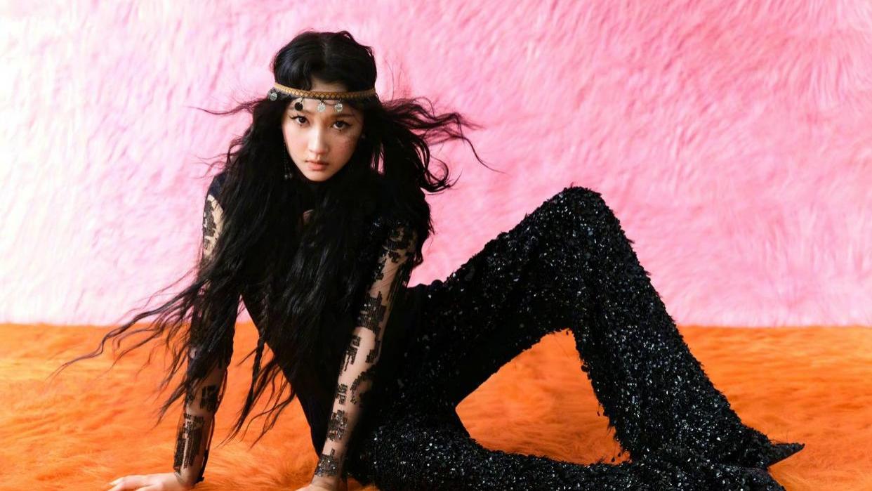 关晓彤|关晓彤大胆挑战部落少女形象，酷酷御姐风，身材超好行走的超模