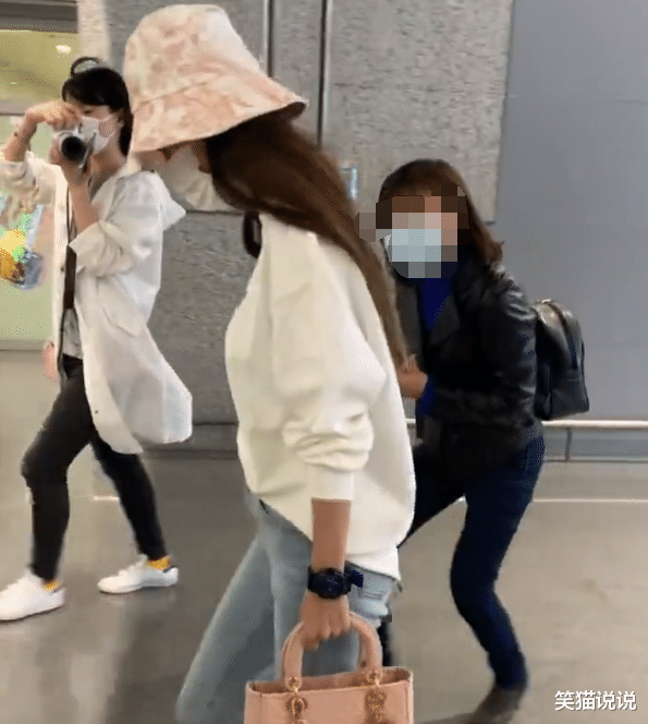 Angelababy|?杨颖机场被路人拿手机怼脸拍照，一路尾随搭话，本尊一笑而过现高素质！