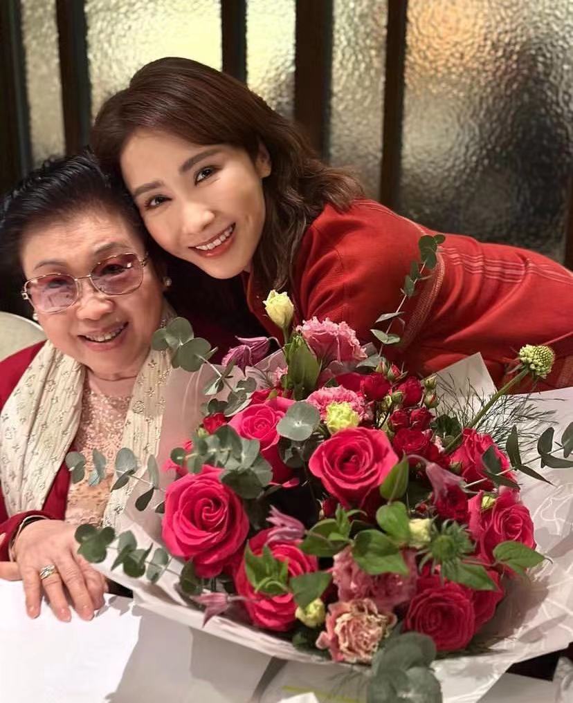 电影|51岁黎姿为母亲庆生,与妈妈相拥母女情深,父亲满头白发年迈沧桑