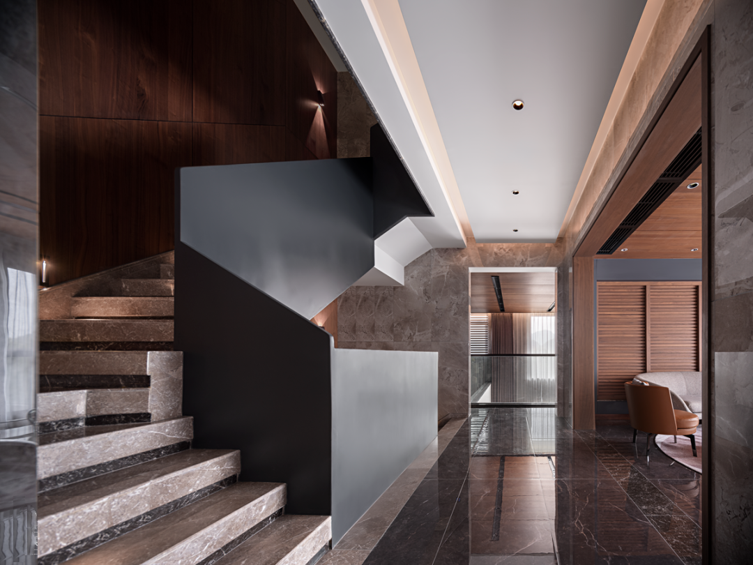 墅居意式轻奢,原始橡木的视觉冲击力