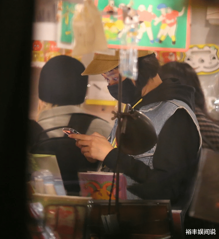 肖战|黄子佼携小19岁娇妻逛街，怀孕五个月手脚仍纤细，勾肩搭背好甜蜜