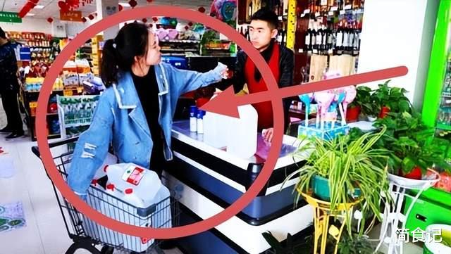 青岛女子采购茅台办酒席,竟无人到场随礼,邻居:出嫁8次为捞财