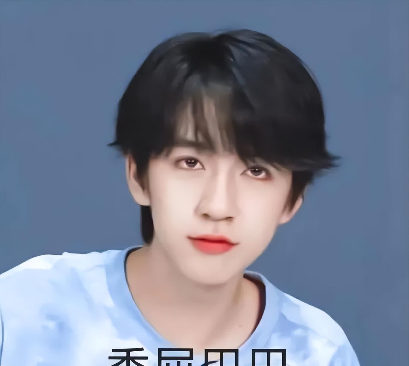 贺峻霖|幼年帮妈妈追星马天宇,后靠实力获李飞赞赏,为何却不受重视?