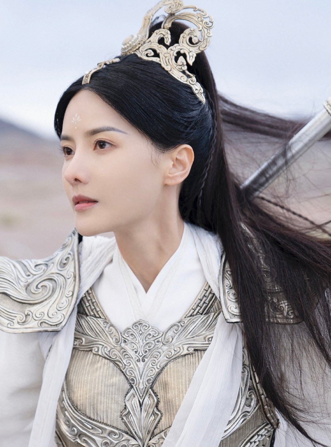 张芷溪|《长月烬明》将播，35岁张芷溪给28岁白鹿当妈，妆容精致太抢风头