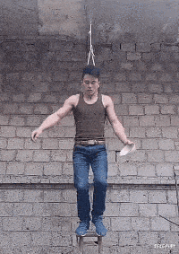 高级脸 “女孩子们以后穿裙子一定要注意点坐姿呀，这也太尴尬了！”哈哈哈哈