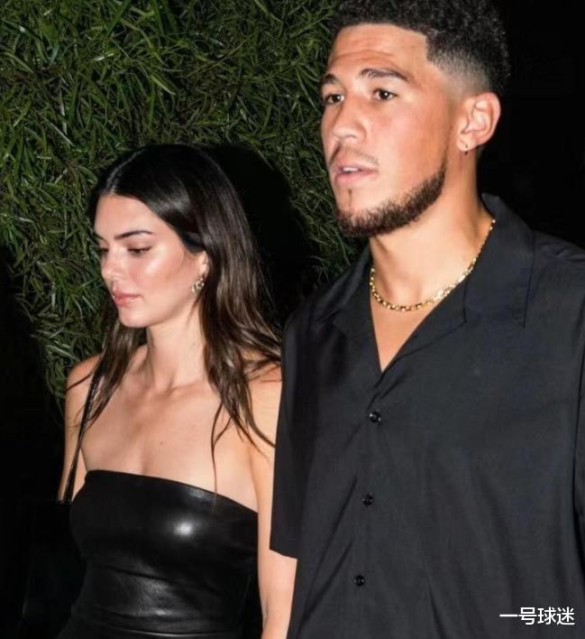 肯达尔·詹娜|詹娜新造型，穿豹纹紧身裤+肚兜，卡戴珊黯然失色，已经忘掉布克