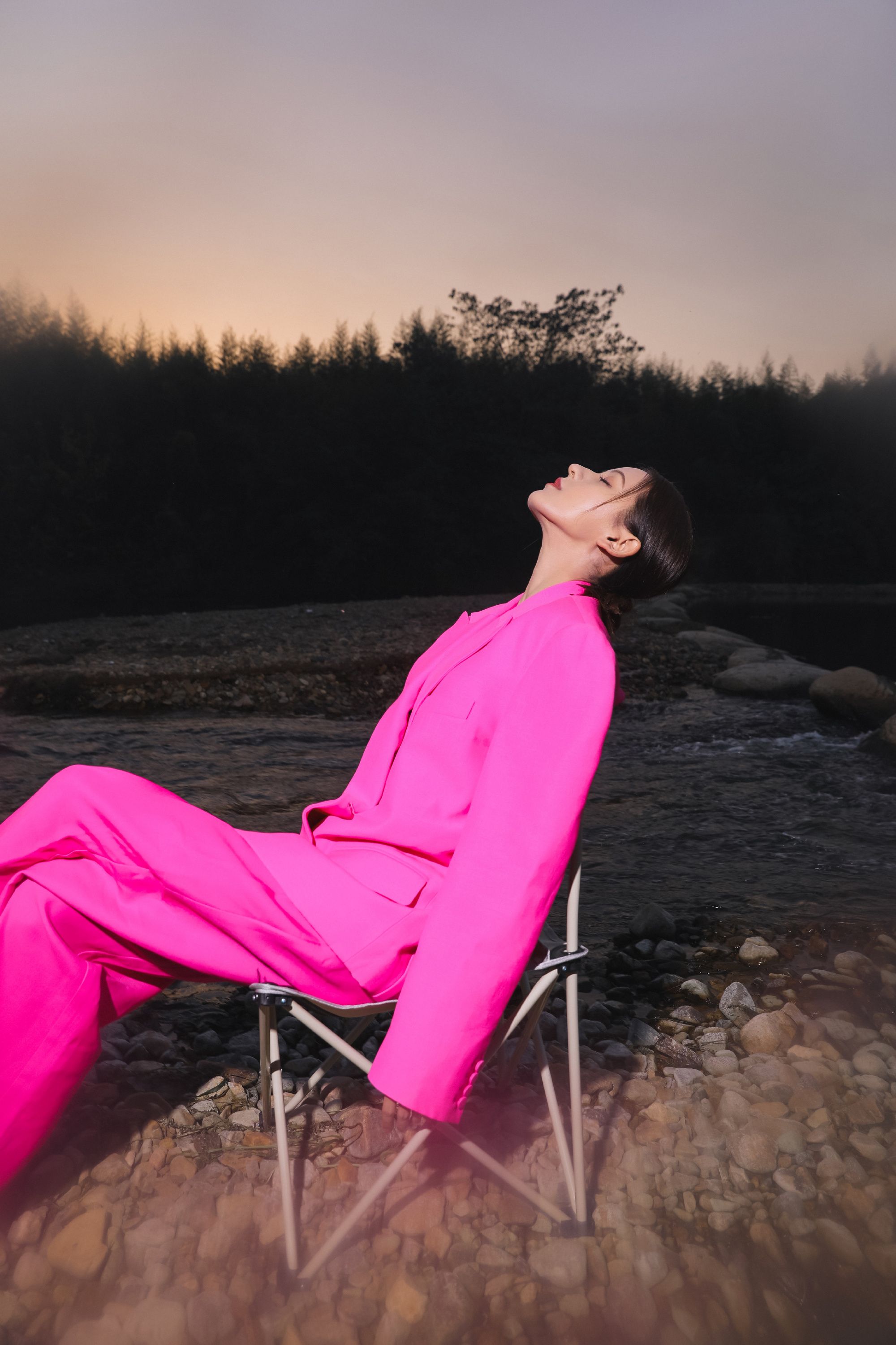 杨雨潼|张予曦有多适合粉色西装?明眸皓齿气场强大,甜酷气质完美切换