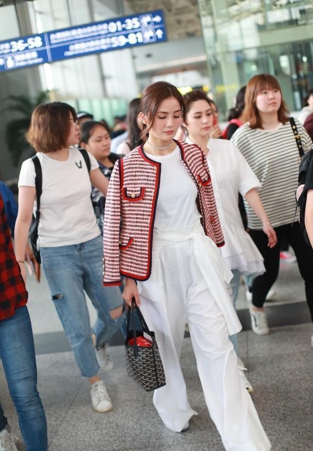 阿娇|阿娇阿SA姐妹同行，都穿白色的衣服，风格却是完全不同