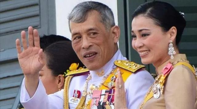 自然|37岁诗妮娜出境，出现在王室例行海报，此前曾助前王妃西拉米回宫