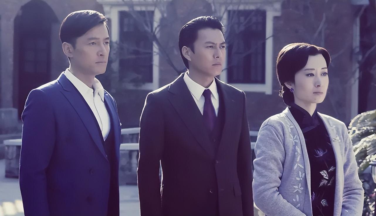 靳东|靳东约好友打网球，满头白发，和台上俊男形象判若两人！