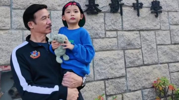 63岁李子雄阳康后回港，携4岁儿子到母校参观，爱子高颜值像妈