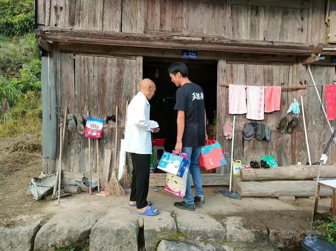 流浪老人手绘“假币”买面条,店主甘愿被骗10年:将永久收藏钱币
