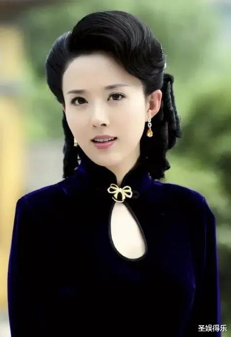 颜丹晨|有种“整容”叫嫦娥?14年后换上礼服现身,性感百媚、韵味十足