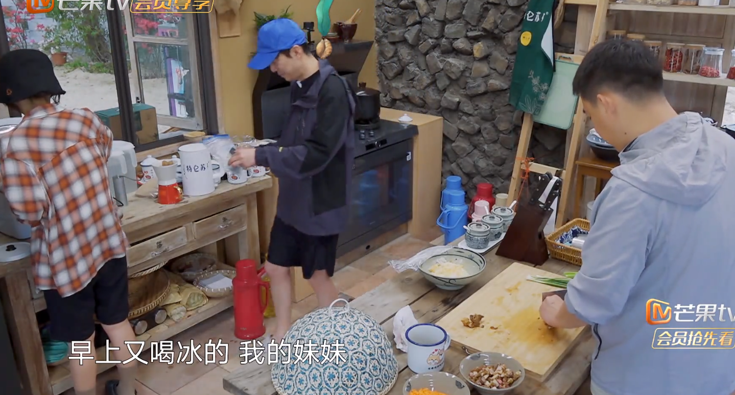 张艺兴|凌晨4点睡，空腹喝冰水，张艺兴突发肠绞痛发低烧：疑似得了重病