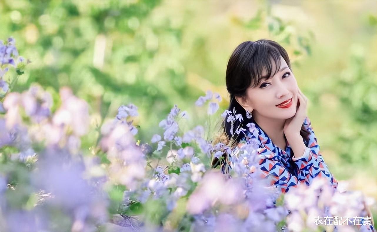 春夏穿搭 赵雅芝很懂怎么显年轻，学小姑娘穿碎花裙拍照，看着真不像67岁了