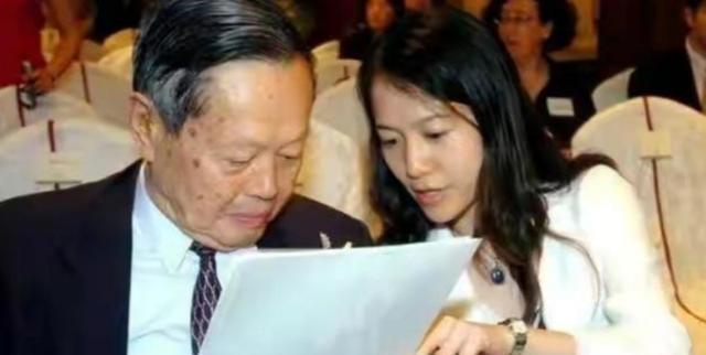 杨振宁|杨振宁出席百岁寿宴，妻子翁帆罕见悉心打扮一番，穿喜庆红裙亮相