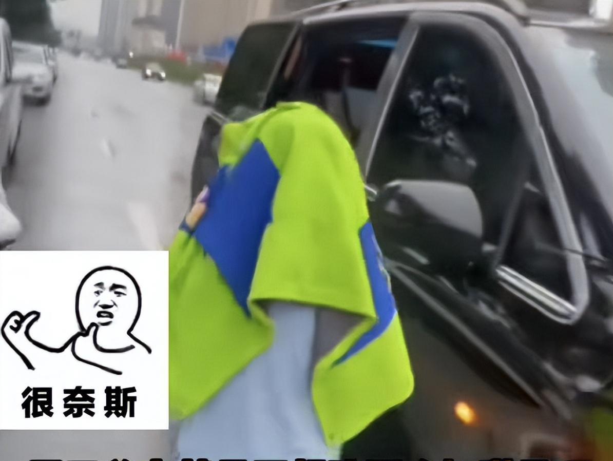 父亲开百万豪车接儿子放学,儿子反倒不开心,理由却让父亲很感动