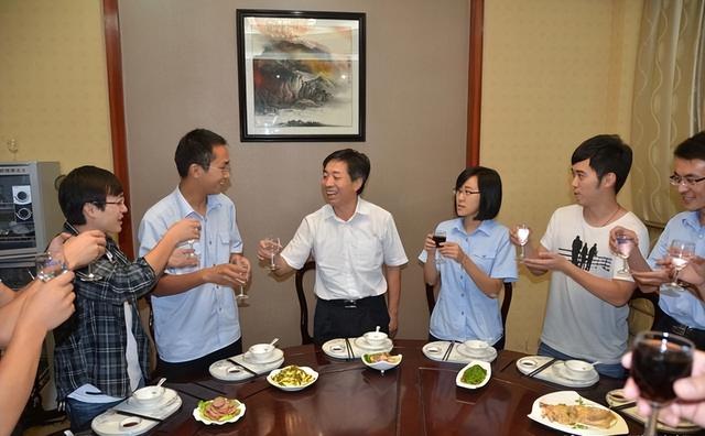 请领导吃饭,笨人说“您有空吗”,高手都用“十步法”给饭局加分