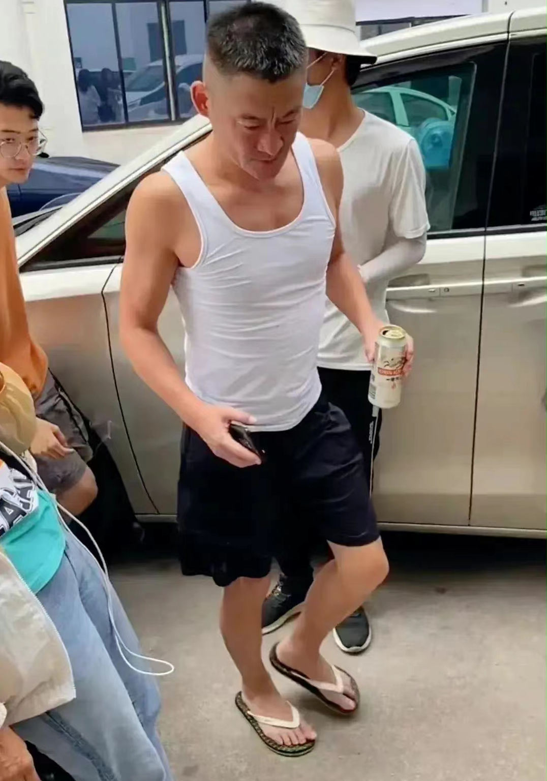 景岗山|55岁“酒蒙子”演员景岗山现身工作酒不离手？喝到脸通红引围观