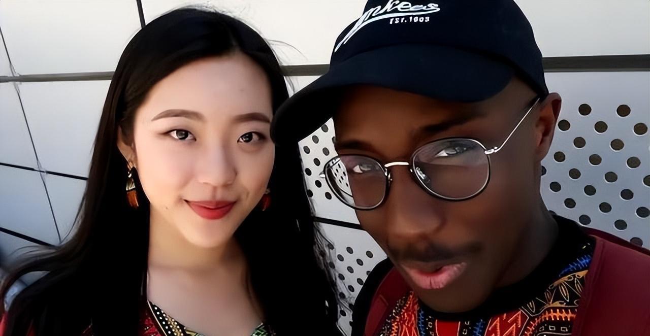 回顾:美女陪黑人男友逛街,脸上表现很开心,网友:分手了咋办?