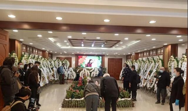 叶佩英|叶佩英告别仪式,诸多市民自发前来,花海簇拥,不愧是一代歌唱家