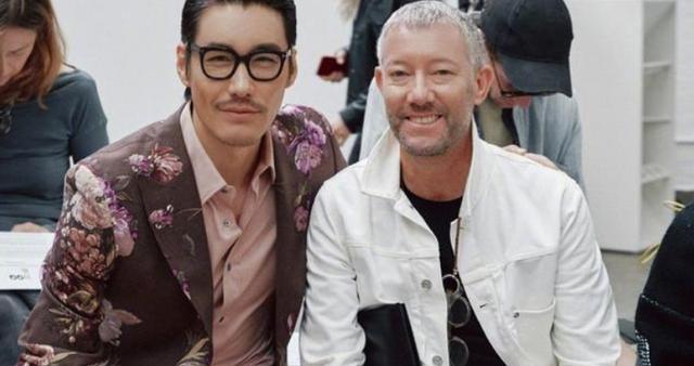 胡兵晒出自己的豪宅,衣服多得没地方放,沙发几乎全拿来放衣服了