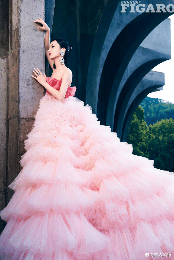 赵丽颖|赵丽颖逆袭成时尚女王！穿三件高定荣登金九大片享巨星待遇，超牛