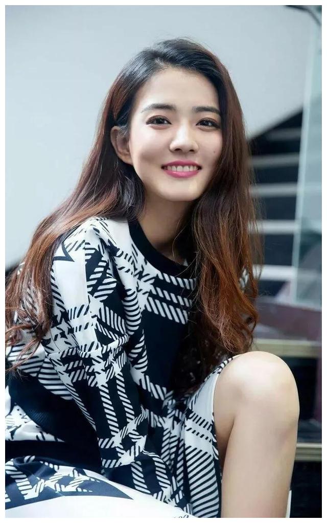 徐璐|28岁徐璐昔日穿比基尼在海边游玩，性感又清纯，娱乐圈的一股清流