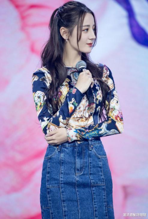 李小萌|迪丽热巴的身材优越性真强,直播截图比精修还美,骨头痕迹太明显