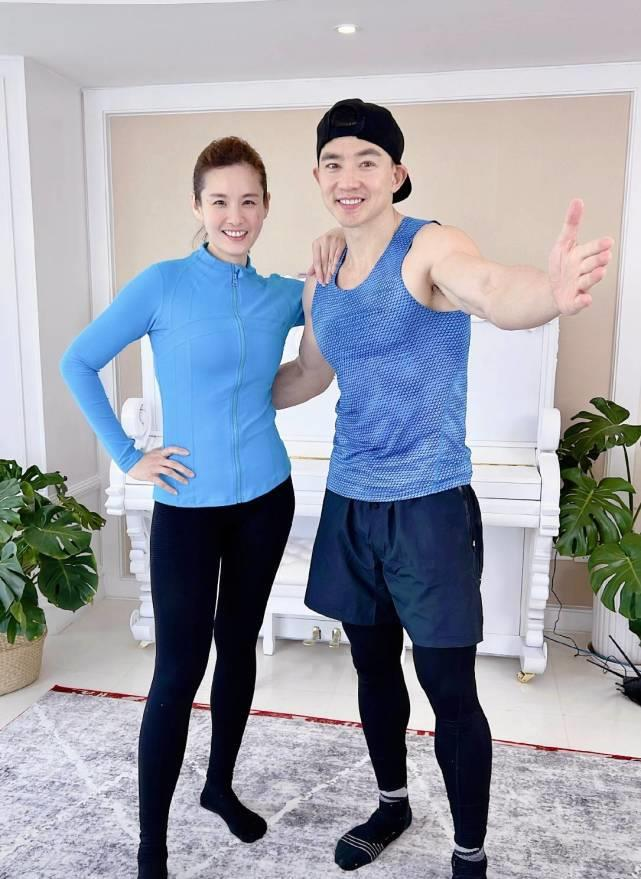 刘畊宏|闫学晶化身“刘畊宏女孩”，携儿媳大跳健美操，体力不支累到大笑