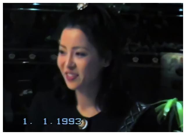 向太|向太晒年轻时候旧照,清新脱俗五官精致,优雅大方超像儿媳郭碧婷