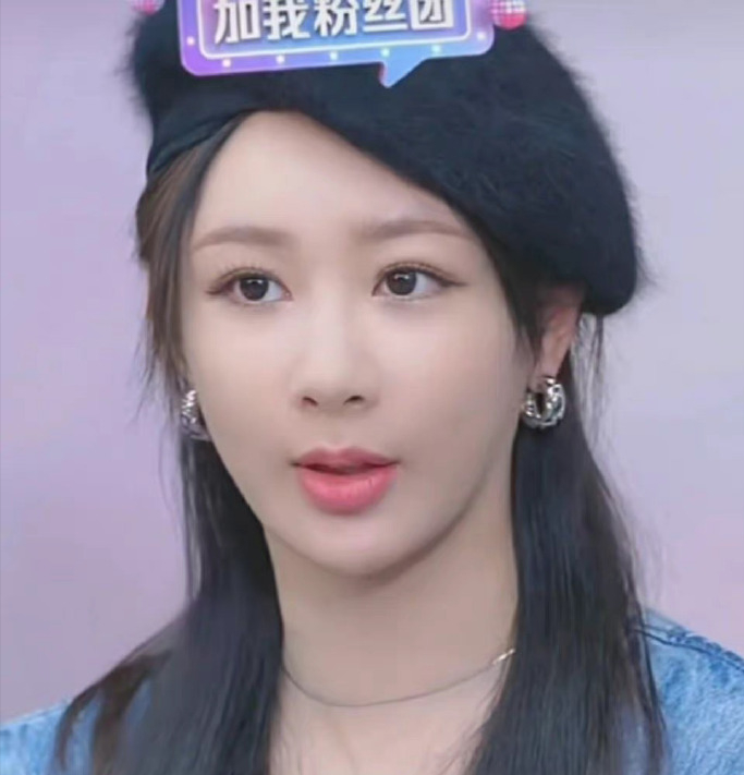 杨紫|杨紫直播状态翻车,脸僵肿胀硅胶感重,被吐槽“胶里胶气”