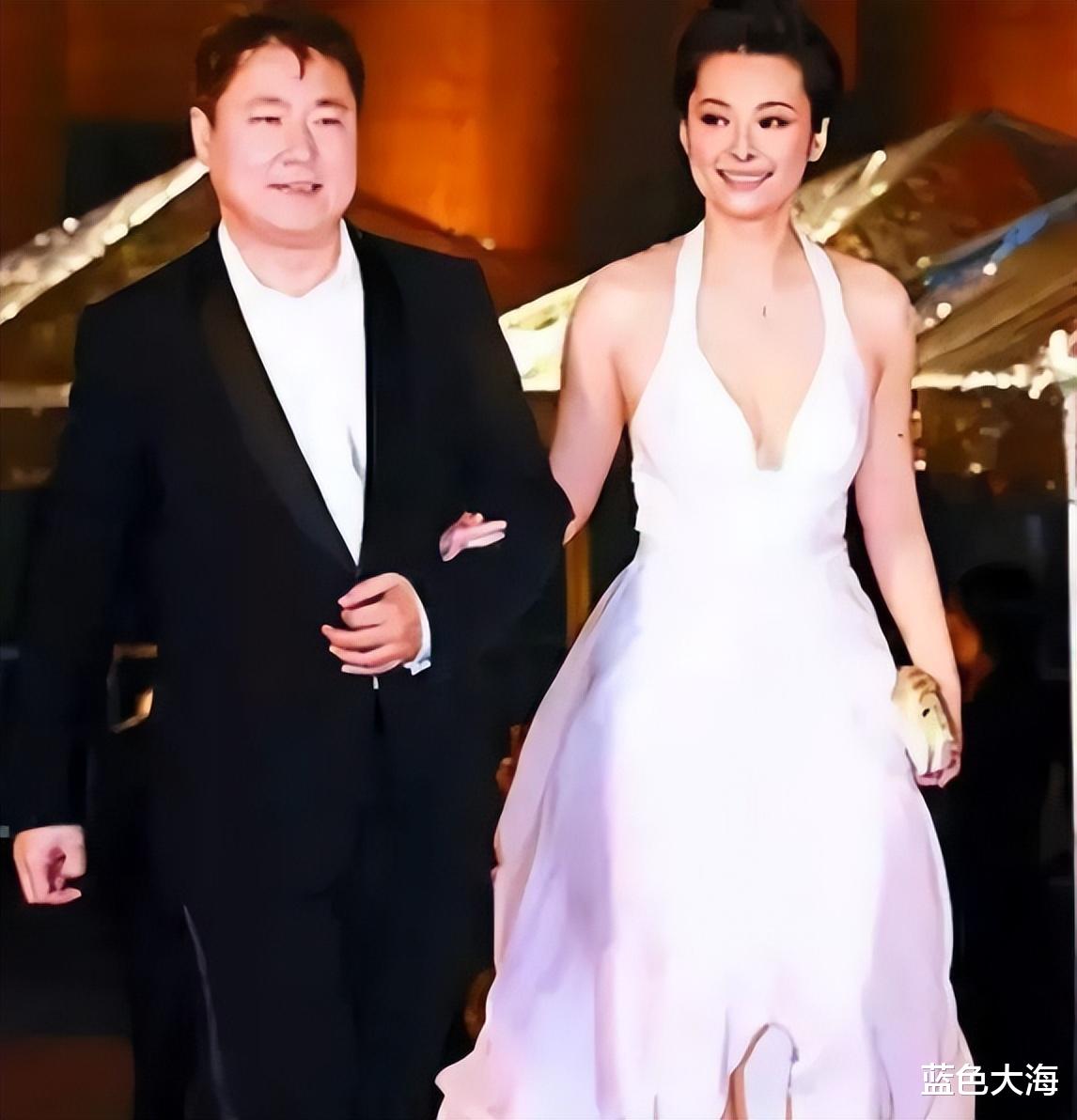 金巧巧|“孔雀公主”金巧巧:嫁入豪门后和丈夫人前恩爱,人后各玩各的