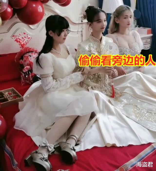 新娘和伴娘合影，白发伴娘一直左顾右盼，网友：抢走了新娘的风头