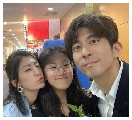 贾静雯|贾静雯女儿17岁长腿少女近照曝光,晒辣照引修杰楷留言,爆笑互动