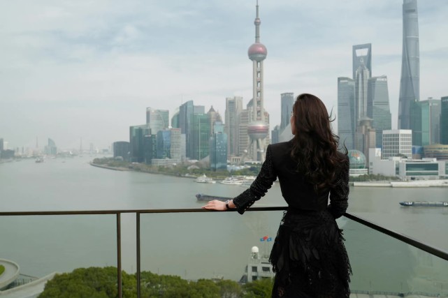 刘诗诗|刘诗诗生日也不得闲！穿皮质套装庆生美翻全场，笑容甜美乐开了花