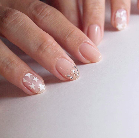 玫瑰 干燥玫瑰花、咖啡拉花、六角雪花!最新冬日美甲让你舍不得戴手套