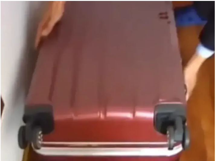 辽宁,一对夫妻下班回来关灯睡觉时,突然妻子发现正对着床的密 码箱出现了一闪闪的蓝光