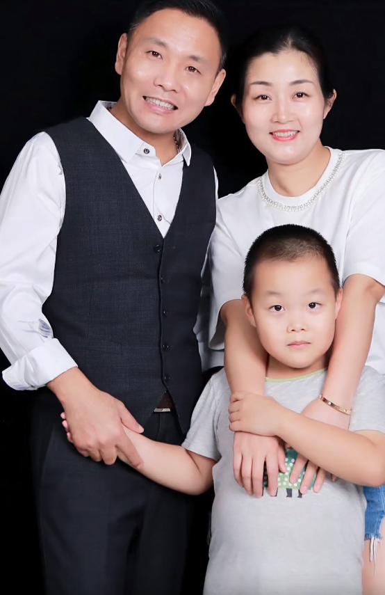 祁隆|43岁知名歌手被曝出轨!遭小7岁妻子控诉家暴,本尊深夜发文回应