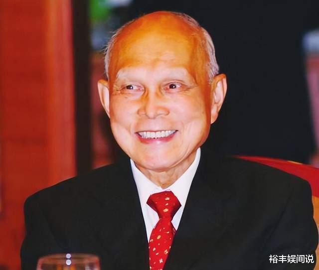 霍启刚|霍英东去世16周年！霍启刚携长子祭拜，霍中曦手持花束凝神注视